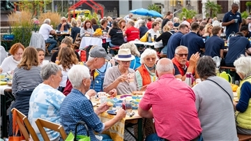 Frühstück unter freiem Himmel: Der Bürger-Brunch bringt Menschen in Bremerhaven zusammen – und sammelt Spenden für das Projekt „Schulfrühstück“.