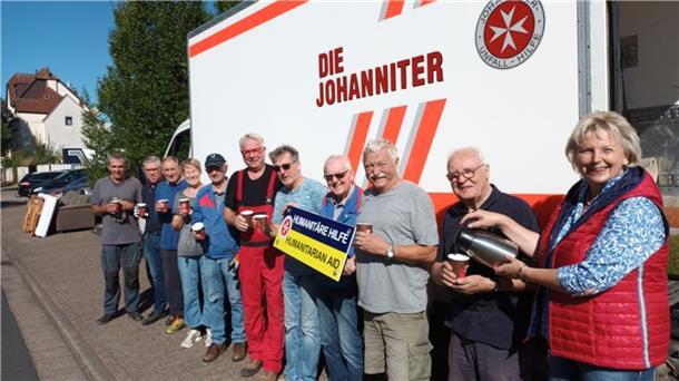 Frühstückspause beim Verladen von Spenden der JUH-Auslandshilfe. Da wurde der von Karin Logemann (rechts) gekochte Kaffee gerne angenommen.