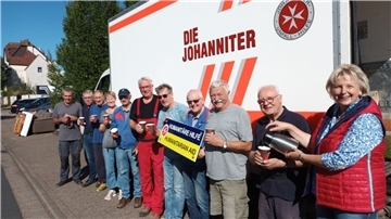 Frühstückspause beim Verladen von Spenden der JUH-Auslandshilfe. Da wurde der von Karin Logemann (rechts) gekochte Kaffee gerne angenommen.