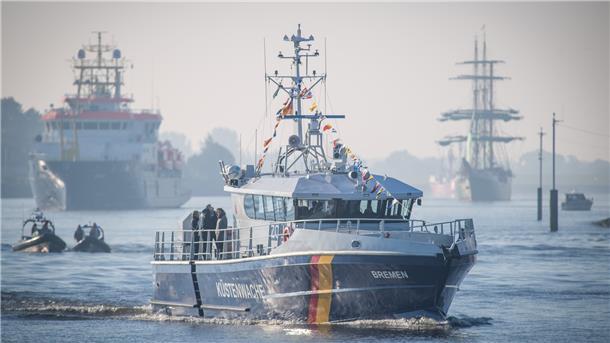 Die schönsten Bilder von der herrlichen Schiffs-Parade Führte die Parade oft an: Das Küstenwachboot "Bremen".