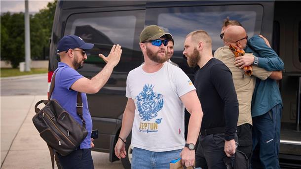 Fünf Kommandeure der Verteidigung des Stahlwerks Azovstal sind in die Ukraine zurückgekehrt.