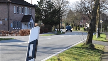 Ein Auto fährt auf der L122.