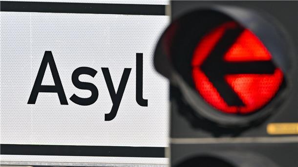 Union und FDP verschärfen Ton in Asyldebatte Für abgelehnte Asylbewerber soll es in Bayern bald kein Geld mehr geben, sondern Chipkarten zum begrenzten Einkauf bestimmter Waren.