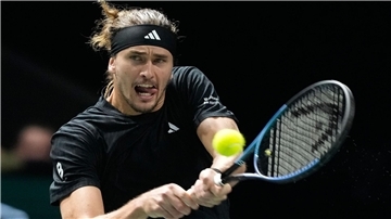 Zverev besiegt Angstgegner und fordert Sinner im Halbfinale Für Alexander Zverev war das Viertelfinale in Paris ein Auf und Ab.