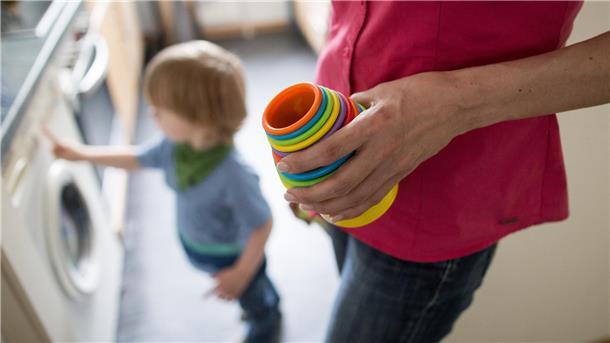 Eine alleinerziehende Mutter mit ihrem kleinen Kind in der Küche