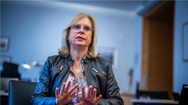 Für Andrea Lindholz, stellvertretende Vorsitzende der Unionsfraktion, handelt es sich bei der BSW um „eine Mischung zwischen AfD und Linkspartei“.