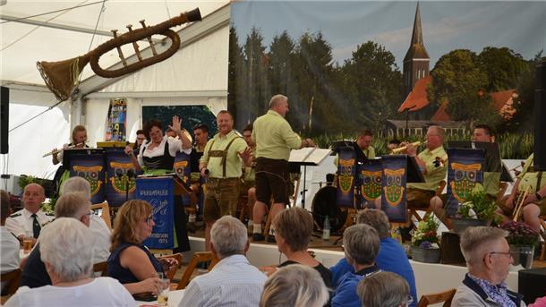 Für ausgelassene Stimmung im offenen Festzelt sorgten die gut gelaunten Werrataler Musikanten. 
