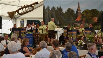 Für ausgelassene Stimmung im offenen Festzelt sorgten die gut gelaunten Werrataler Musikanten. 