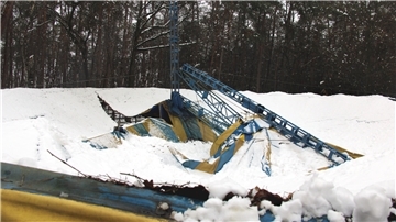 Für das Dach des Trainingszelts vom „Circus May“ war der Schnee, der Ende vergangener Woche reichlich vom Himmel fiel, zu schwer. Es wurde von den Schneemassen total zerstört.