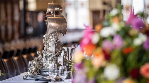Bremer Schaffermahlzeit mit Protestgetöse und Klebe-Aktivisten Für das Traditionsmahl kommt das gute Tafelsilber auf die Tische mit einer detailreichen Dekoration.