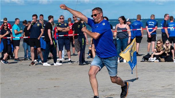 Ebbe, Sand und Holzkugeln: Ostfriesen werfen am Inselstrand Für das Turnier kamen viele Friesensportler vom Festland nach Spiekeroog.