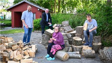 Für das Umbauprojekt legen sich Betreuer und Bewohner der Albert-Schweitzer Wohnen und Leben GmbH ins Zeug (v. li.): Nils Brünjes, Helge Treiber, Klaas Schwebe und Swantje Künzel legen Hand an den künftigen Garten des neuen Wohnhauses Neuelandstraße.