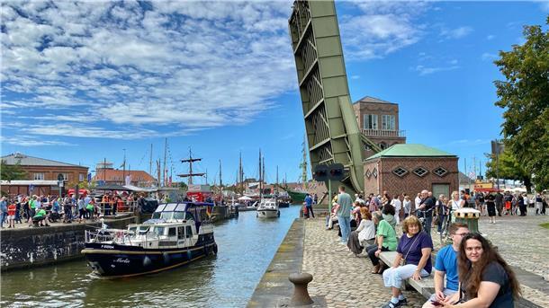 Geöffnete Klappbrücke zwischen Neuem und Altem Hafen in Bremerhaven während der Maritimen Tagen 2023.