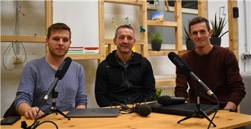 Für den 100. Pinguins-Podcast war Trainer Thomas Popiesch (Mitte) zu Gast bei der NORDSEE-ZEITUNG und unterhielt sich mit Nico Tank (links) und Malte Giesemann.