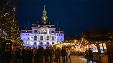 Lüneburg ist weihnachtlich geschmückt.