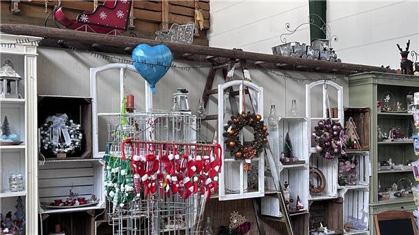 Bremerhavens Wunschbäume: Geschenke für Senioren und Bedürftige In einer Halle stehen diverse Schränke und Regale mit Weihnachtsschmuck und Weihnachtsdeko.