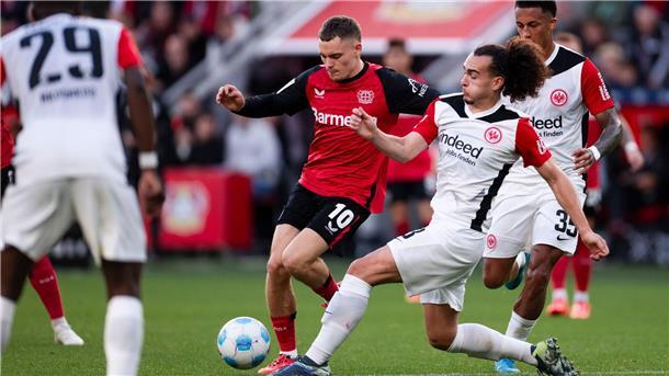 Wirtz-Wende in Frankfurt? - Liverpool kommt zum Krisenduell Für den Ex-Leverkusener Florian Wirtz (M) kommt es am Mittwoch zum Wiedersehen mit Eintracht Frankfurt um Arthur Theate (r). (Archivbild)
