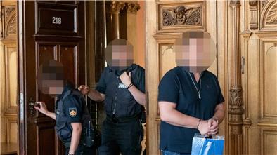 Ekaterina war seine Prinzessin: So gestört ist die Selbstwahrnehmung des Ehemanns Der Angeklagte betritt den Gerichtssaal.