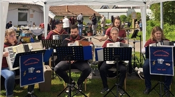 Eine Akkordeongruppe spielt bei einem Fest.