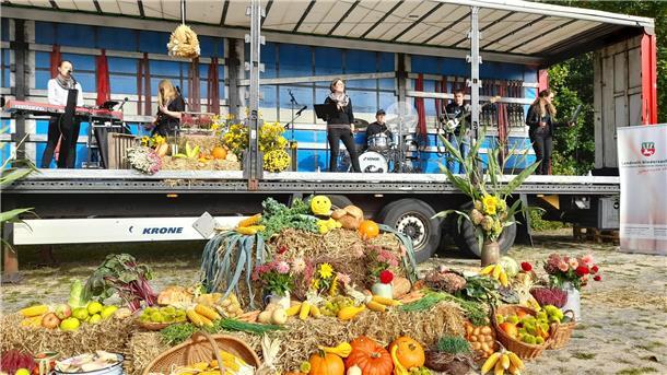 Erster Trecker-Gottesdienst in Bremervörde bei herrlichem Sonnenschein Für den musikalischen Rahmen sorgte die Band „Water & Wine“. Wie auch schon bei ihren Auftritten bei den Trecker-Gottesdiensten in Zeven begeisterten sie die Besucher mit ihrer modernen Kirchenmusik.