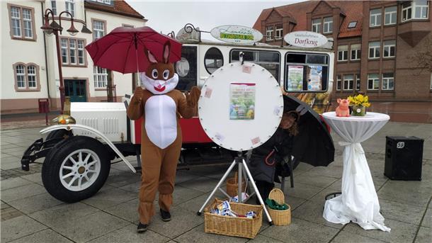 Stände und ein Hase stehen auf dem Marktplatz in Nordenham. 