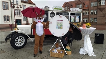 Stände und ein Hase stehen auf dem Marktplatz in Nordenham. 