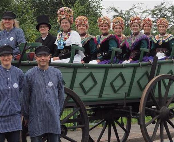 Das Beeke-Festival beginnt mit einer 70er-Jahre-Party Für den sonntäglichen Umzug durchs Dorf steigen die Akteure auch auf Wagen um.
