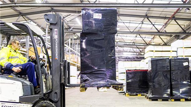 Für den Transport vorbereitete Stromgeneratoren werden im DB Schenker Logistikzentrum verladen.