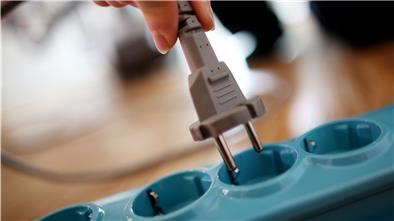 Stecker wird in Steckdose gesteckt