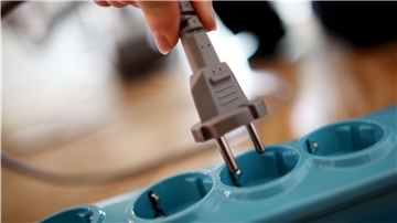 Stecker wird in Steckdose gesteckt