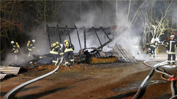 Waldkindergarten in der Wingst vollständig durch Brand zerstört - Ursache bisher unklar Für den Waldkindergarten in der Wingst kam jegliche Hilfe zu spät. Er brannte komplett nieder.