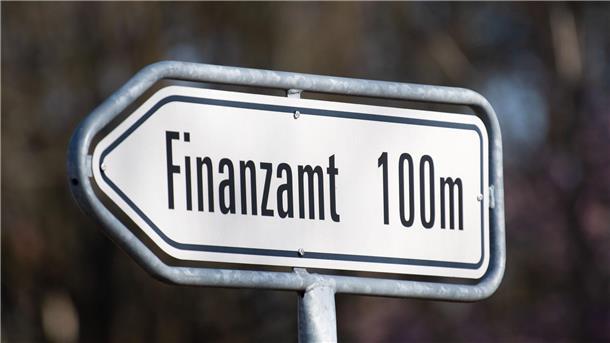 Mindeststeuer bringt 2026 mehr als 900 Millionen Für Deutschland rechnet das Finanzministerium mit Steuermehreinnahmen im dreistelligen Millionenbereich - erst ab dem zweiten Jahr nach Einführung der Mindeststeuer.