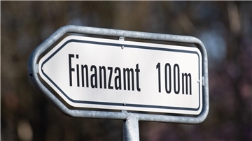 Für Deutschland rechnet das Finanzministerium mit Steuermehreinnahmen im dreistelligen Millionenbereich - erst ab dem zweiten Jahr nach Einführung der Mindeststeuer.