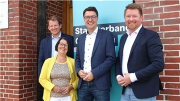 Für die Cuxhavener CDU (hier vertreten durch den Ratsfraktionsvorsitzenden Thiemo Röhler, l., und die stellvertretenden Stadtverbandsvorsitzenden Christiane Buck und Lars Birner) kann es keinen besseren Kandidaten geben: Bei der nächsten Bundestagswahl soll sich Christoph Frauempreiß um ein Direktmandat im Wahlkreis Cuxhaven-Stade II bewerben. Foto: Koppe