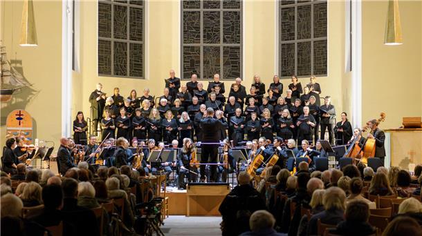 Für die Darbietung des Philharmonischen Orchesters Bremerhaven und des Bach-Chors gab es am Ende tosenden Applaus.