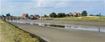 Für die direkte Zufahrt zum Hafen bleibt den Fedderwardersieler Kutterfischern nur noch eine schmale Rinne. Im Priel sieht es nicht anders aus.