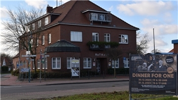 Größeres Haus an einer Straße