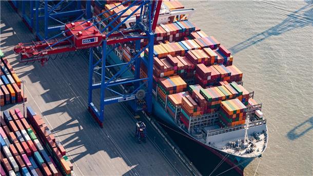 EU-Kommission senkt Konjunkturprognose zum dritten Mal Für die EU hat die Europäische Kommission die Konjunkturprognose zum dritten Mal in Folge gesenkt.