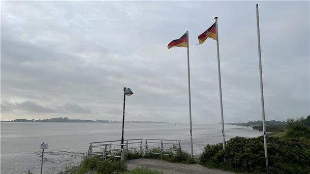 Für die Flaggen im Bereich des Weserufers und des Bahnhofs ist der Bauhof zuständig.