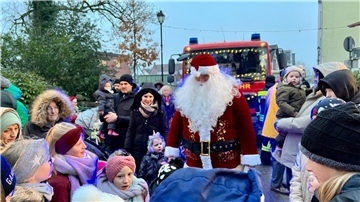 Der Weihnachtsmann besucht den Weihnachtsmarkt in Blexen. 