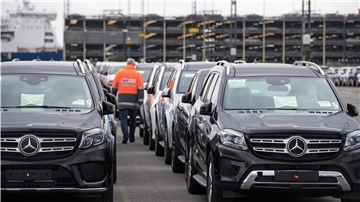 Für die Mitarbeiter der BLG Logistics Group in Bremerhaven ist – aufgrund des Coronavirus – Händeschütteln verboten.