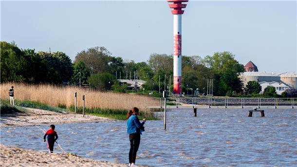 Personen am Strand 