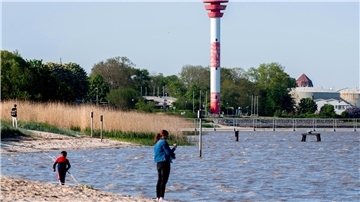 Personen am Strand 
