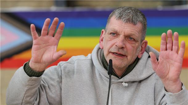 Verein „Laut gegen Nazis“ sichert Rechte an „Döp dö dö döp“ Für die rechtsextreme Szene seien „Döp dö dö döp“-Shirts eine große Einnahmequelle, sagte Jörn Menge vom Verein „Laut gegen Nazis“.