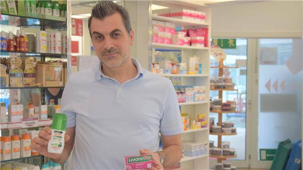 Es ist der Apotheker Aiham M. Hussein zu sehen, der zwei Produkte in den Händen hält. 