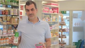 Es ist der Apotheker Aiham M. Hussein zu sehen, der zwei Produkte in den Händen hält. 