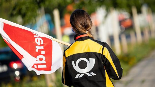 Montag und Dienstag erneut Warnstreiks bei der Post Für die rund 160.000 Tarifbeschäftigten verlangt die Gewerkschaft 15 Prozent mehr Geld bei einer Vertragslaufzeit von einem Jahr.