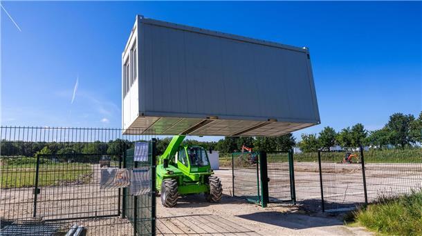 Für die umstrittene Asylbewerber-Unterkunft im 500-Einwohner-Dorf Upahl werden die ersten Container angeliefert.