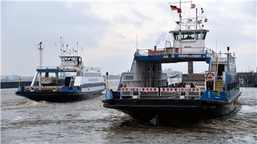 Zwei Fähren fahren nebeneinander