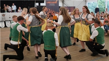 Eine Gruppe zeigt einen Volkstanz